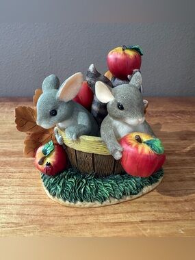 🍎 Charming Tails “Friends Are A Bushel of Fun” Item #85/505 ~ Fitz and Floyd